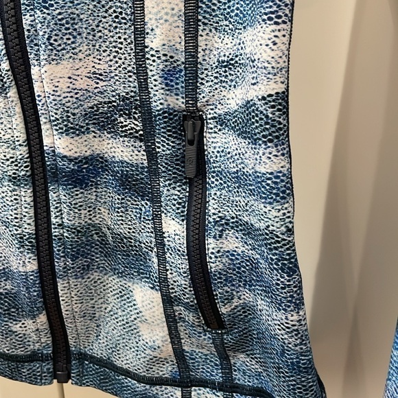 Lululemon Define Blue Patterned Zippered Jacket—Like New Condition!  BEAUTIFUL-4 - Picture 4 of 8